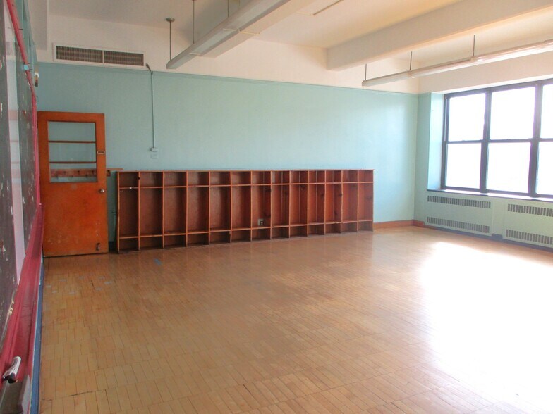 More Photos Of 237 Jerome St, Brooklyn Schools For Lease