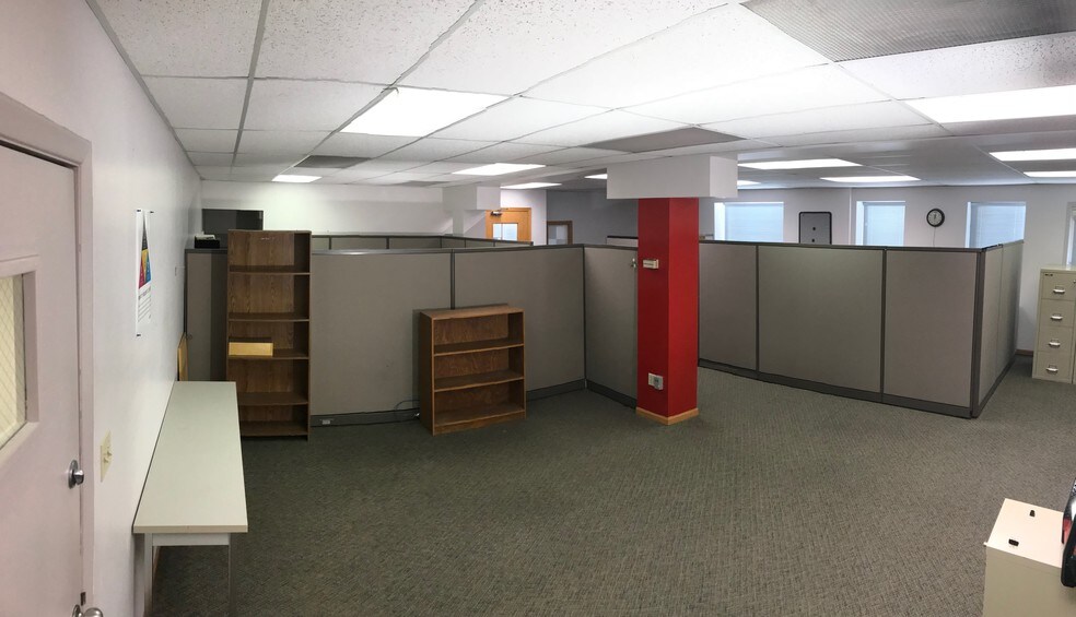 More Photos Of 800-810 E 10th St, Lawrence Flex For Sale