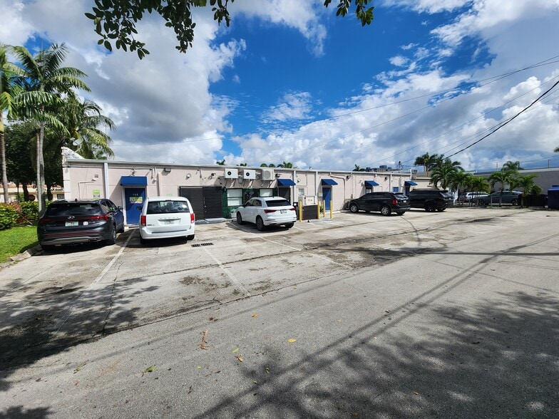 More Photos Of 708-718 SE 17th St, Fort Lauderdale Storefront Retail Office For Lease