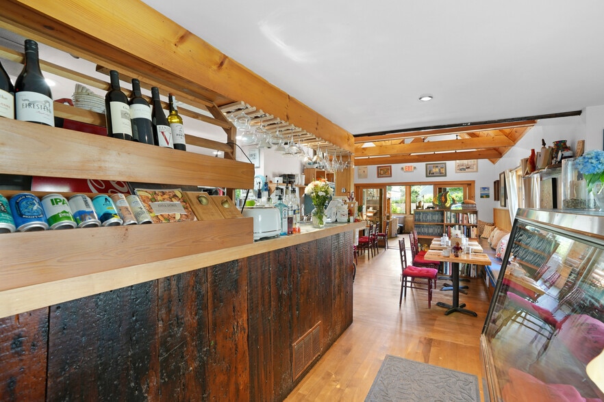 More Photos Of 218 Upper Main St, Edgartown Flex For Sale