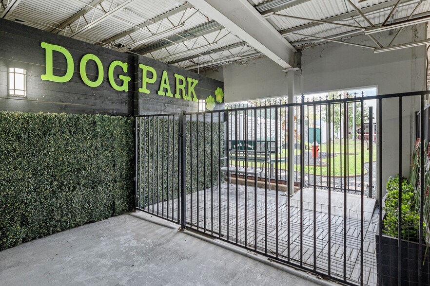 More Photos Of 2550 N Loop Fwy W, Houston Office For Lease