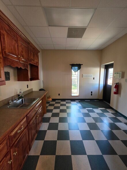 More Photos Of 16501 S Crater Rd, Petersburg Flex For Lease