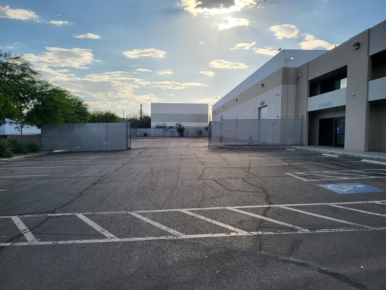 More Photos Of 3326 Ponderosa Way, Las Vegas Warehouse For Lease