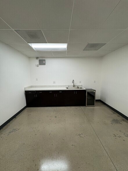 More Photos Of 10635-10665 W Vanowen St, Burbank Manufacturing For Lease