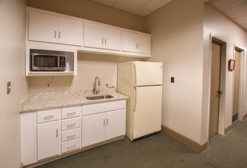 More Photos Of 122 W Market St, Athens Office For Lease