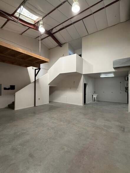 More Photos Of 1431 Anderson Rd, Montrose Warehouse For Lease