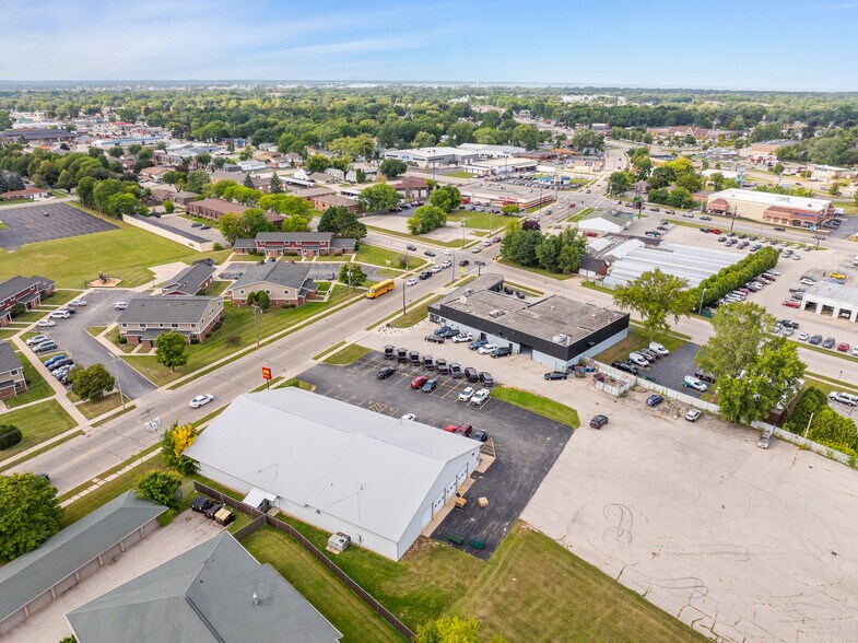 More Photos Of 821 Lime Kiln Rd, Green Bay Flex For Lease