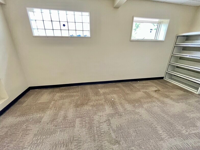 More Photos Of 120 16 1/2 St, Rock Island Office For Sale