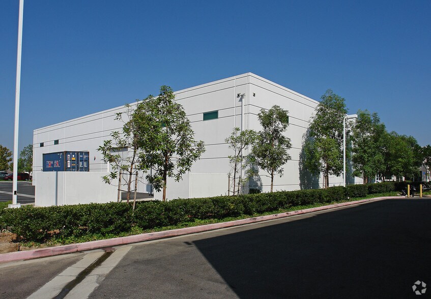 More Photos Of 16 Goddard, Irvine Light Manufacturing For Sale