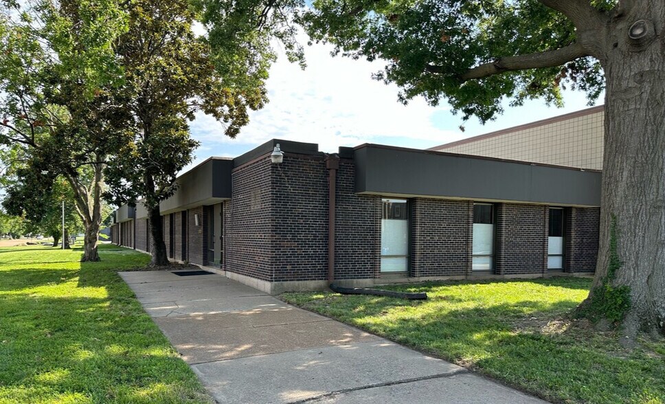 More Photos Of 1717 Fenpark Dr, Fenton Warehouse For Sale