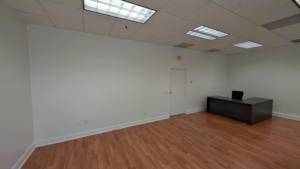 More Photos Of 7901 Kingspointe Pky, Orlando Showroom For Sale