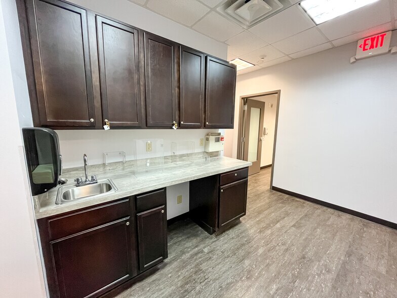 More Photos Of 3460 N Ridge Rd, Wichita Freestanding For Lease