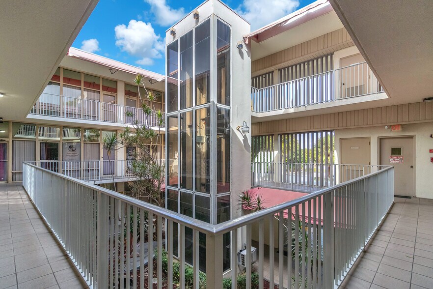 More Photos Of 8360 W Oakland Park Blvd, Sunrise Office For Sale