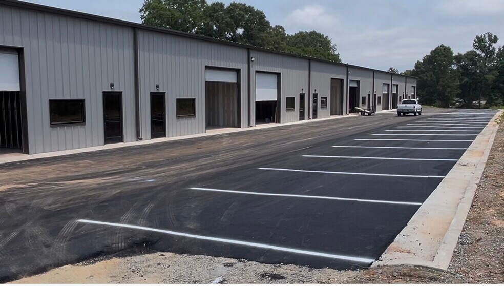 Primary Photo Of 585 Chatham St, Sanford Showroom For Lease