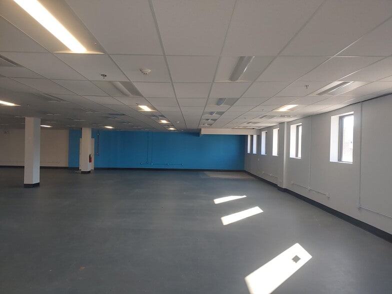 More Photos Of 4050-4140 W 87th St, Hometown Unknown For Lease