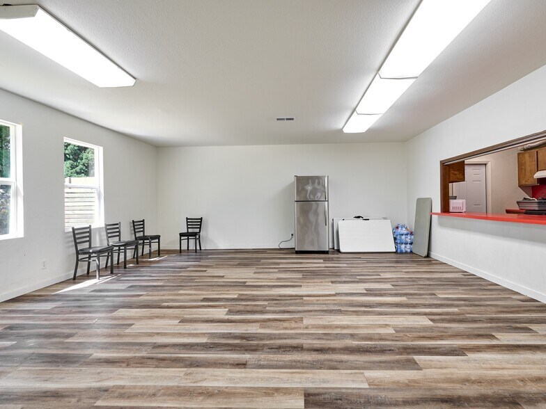 More Photos Of 1480 NE Laurel Ave, Woodburn Office For Sale