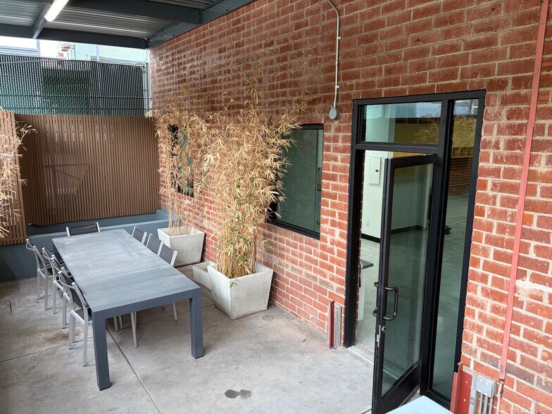 More Photos Of 2558 Overland Ave, Los Angeles Office For Lease