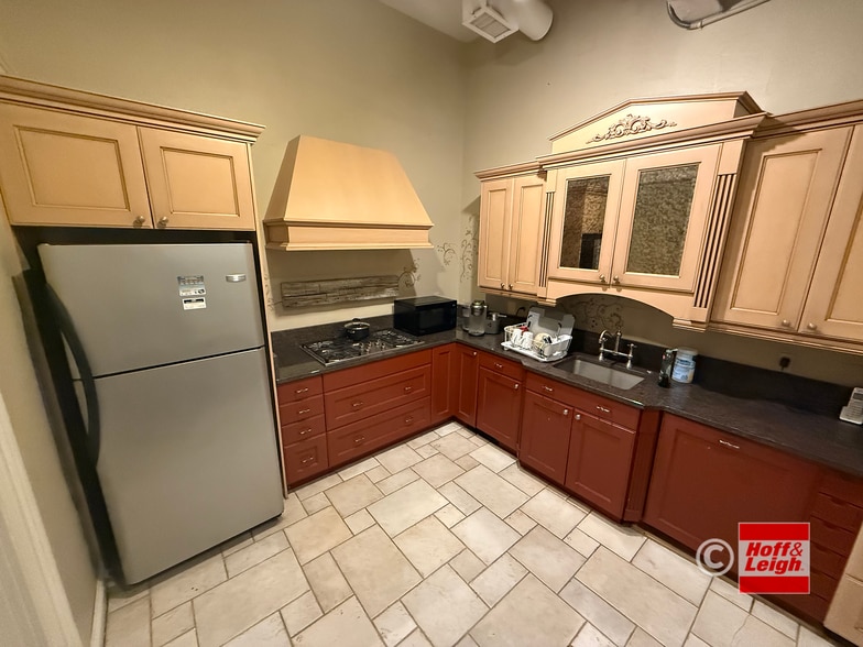 More Photos Of 3451 Fairmount Blvd, Cleveland Heights Freestanding For Sale