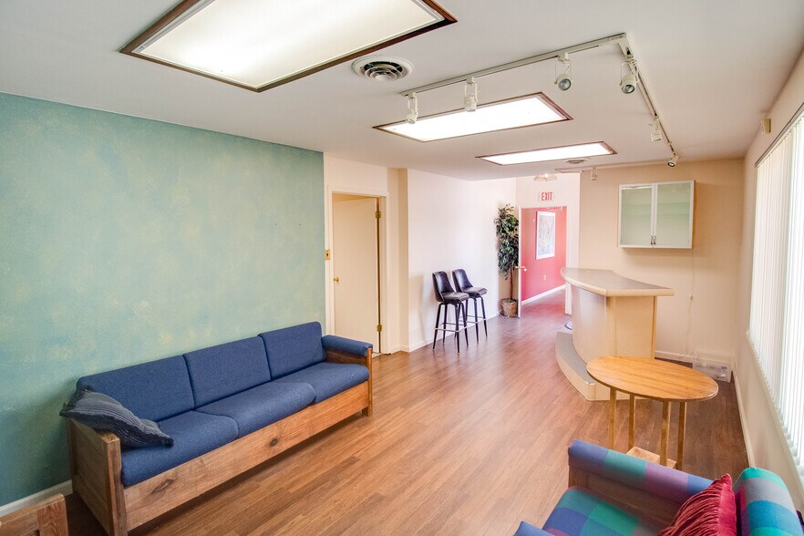More Photos Of 319-321 Ridge St, Alton Showroom For Sale