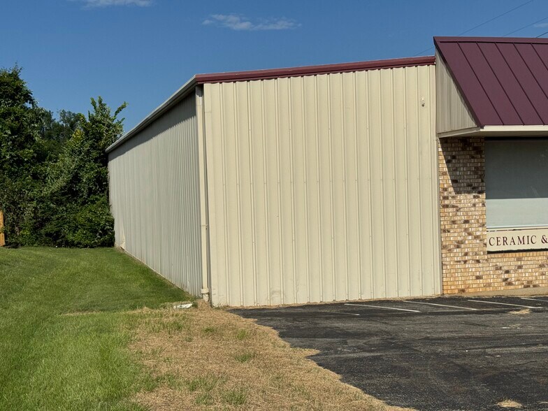 More Photos Of 1900 Crockett Rd, Palestine Storefront For Sale