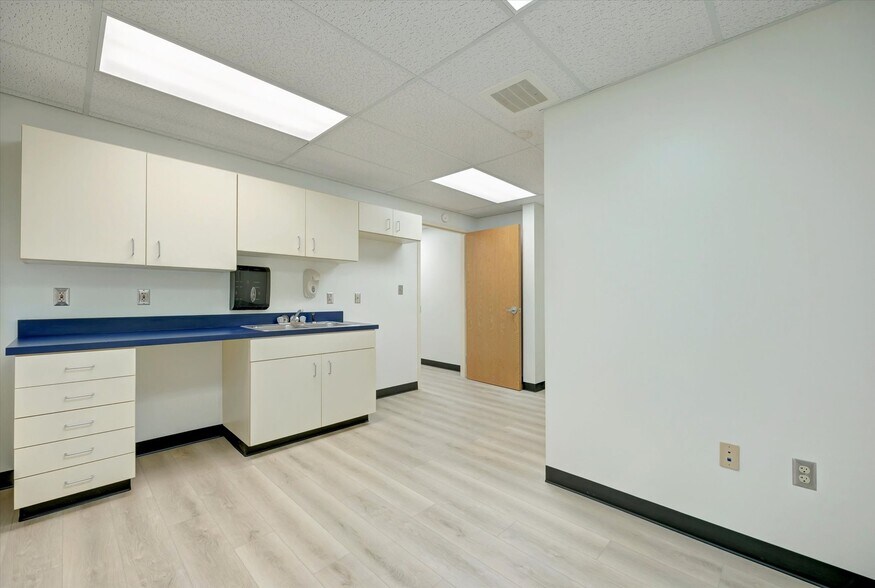 More Photos Of 1614 25th St, Bedford Medical For Lease