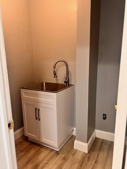 More Photos Of 233 Union Ave, Holbrook Medical For Lease