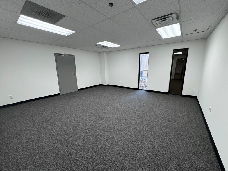 More Photos Of 1700 Landmark Rd, Aurora Warehouse For Lease