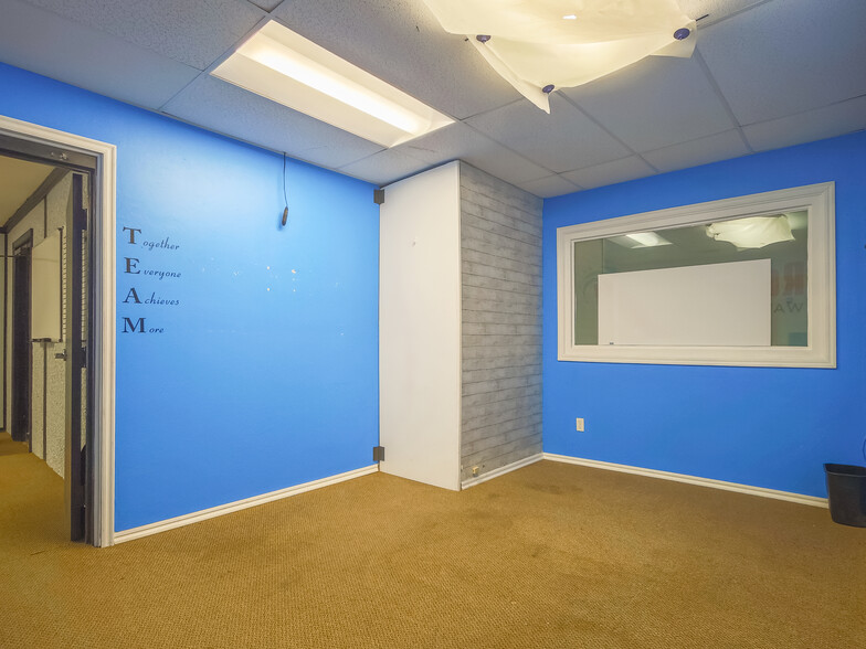 More Photos Of 401 S Ranchwood Blvd, Yukon Flex For Sale