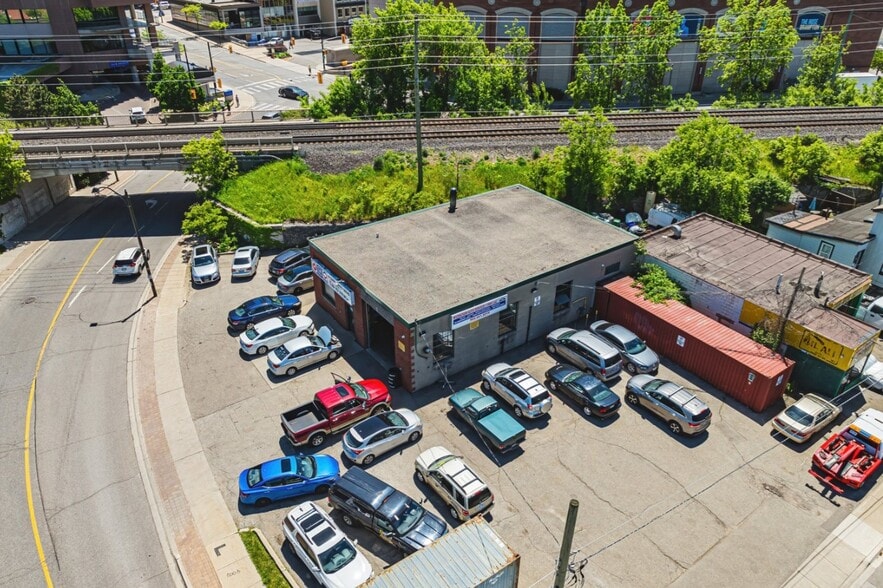 More Photos Of 21 Union St, Brampton Auto Repair For Sale