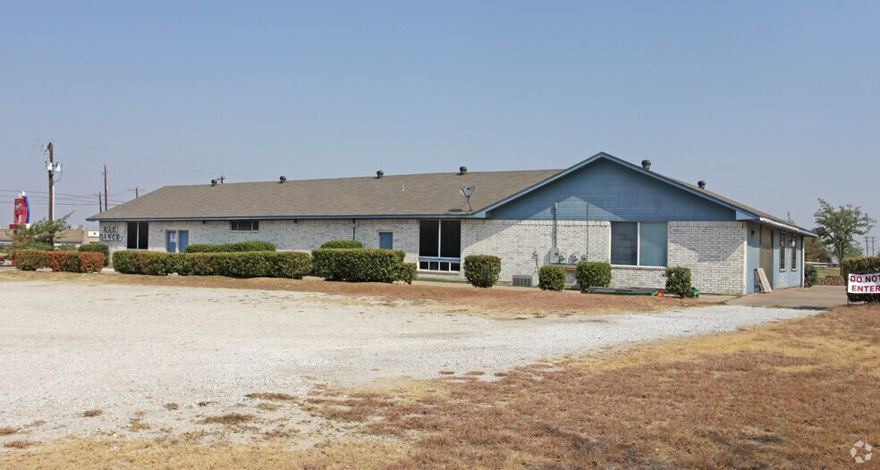 More Photos Of 1337 S Main St, Keller Freestanding For Sale