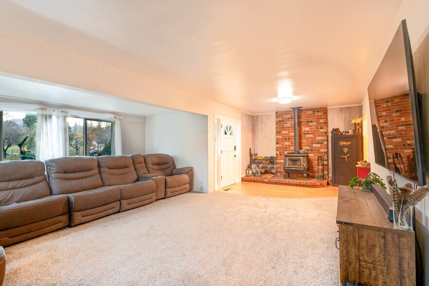 More Photos Of 3311 Rogue River Hwy, Gold Hill Specialty For Sale