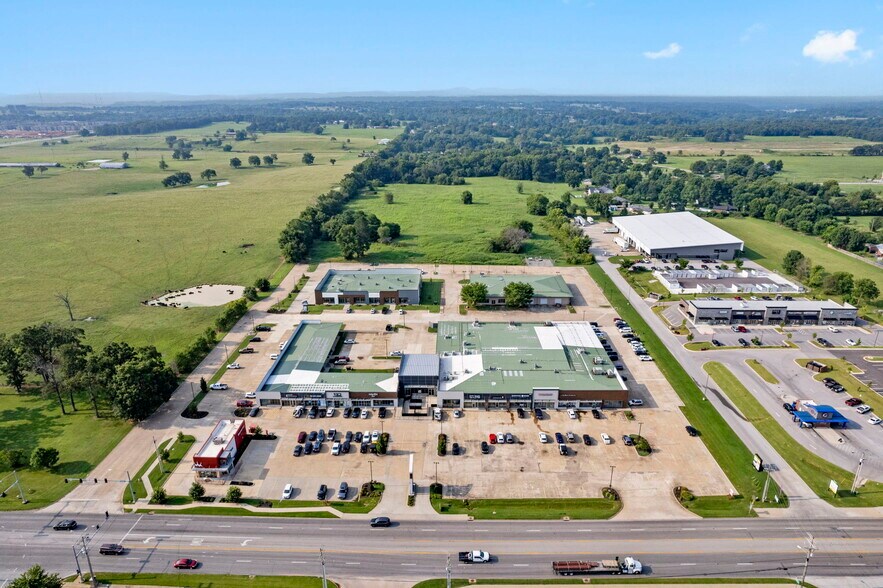 More Photos Of 1395 E Henri De Tonti Blvd, Springdale Unknown For Lease