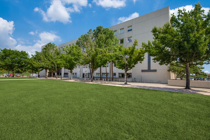 More Photos Of 1301 Solana Blvd, Westlake Unknown For Lease