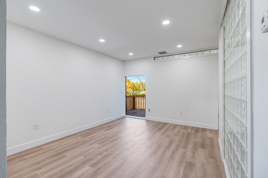 More Photos Of 2831 Ringling Blvd, Sarasota Unknown For Lease