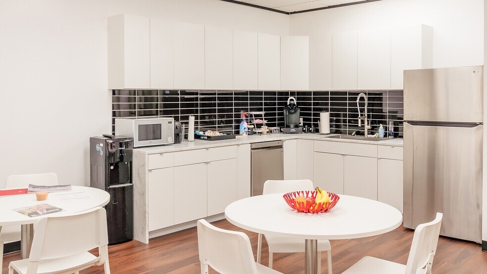 More Photos Of 9015 Mountain Ridge Dr, Austin Medical For Lease