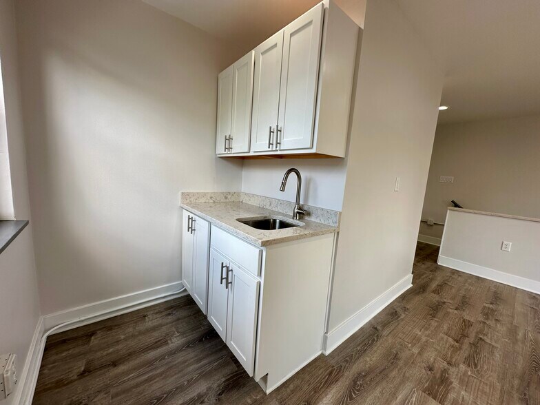 More Photos Of 731 1/2-2 Filbert St, Pittsburgh Showroom For Lease