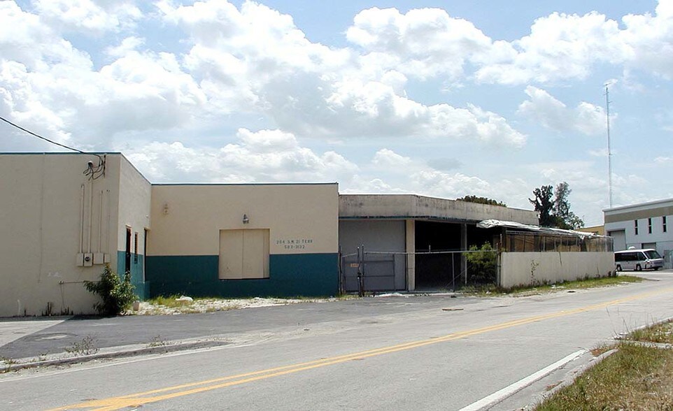 More Photos Of 208 SW 21st Ter, Fort Lauderdale Warehouse For Lease