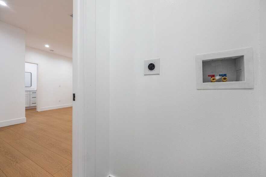 More Photos Of 758 E 84th St, Los Angeles Multifamily For Sale