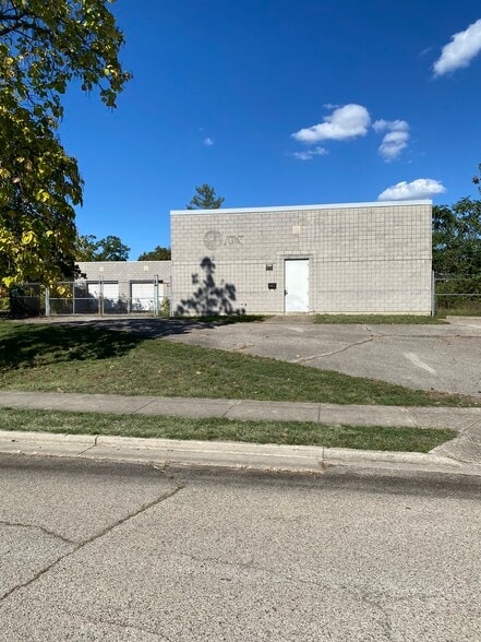 Primary Photo Of 1321 Forest Ave, Middletown Warehouse For Sale