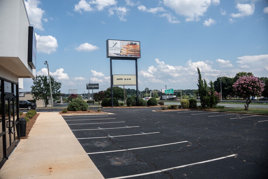 More Photos Of 2703 Ramada Rd, Burlington General Retail For Lease