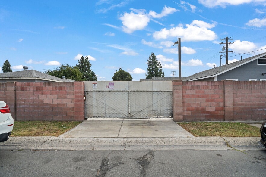 More Photos Of 2283 N Batavia St, Orange Contractor Storage Yard For Sale