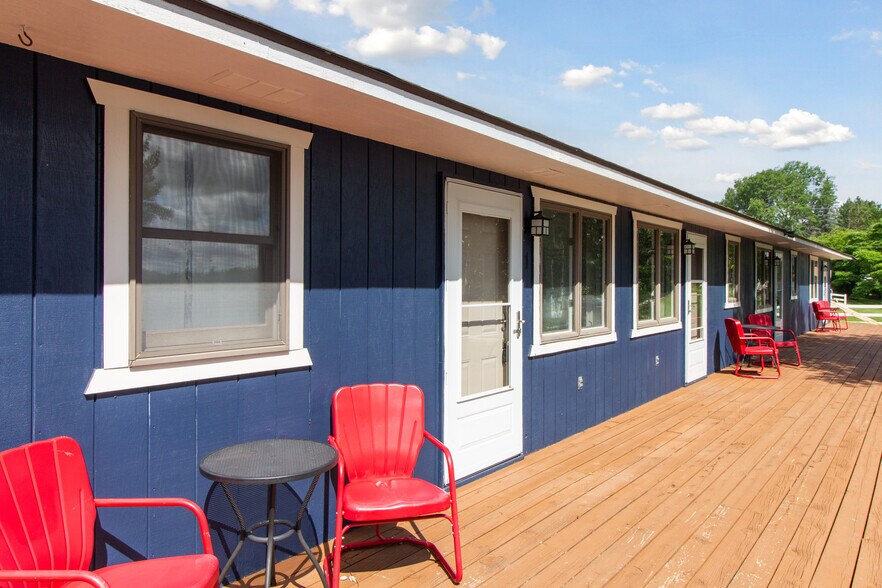 More Photos Of 4998 Main Ext, Long Lake Hospitality For Sale