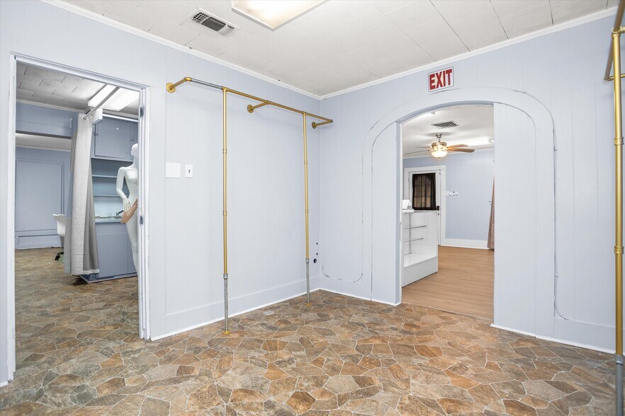 More Photos Of 1009 E Denman Ave, Lufkin General Retail For Sale