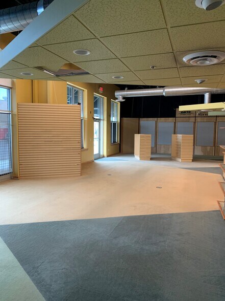 More Photos Of 2476 S Oneida St, Green Bay Storefront Retail Office For Lease
