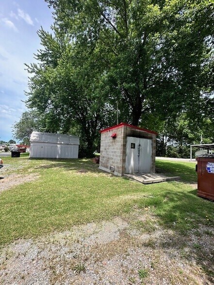 More Photos Of 1100 N York St, Muskogee Restaurant For Sale