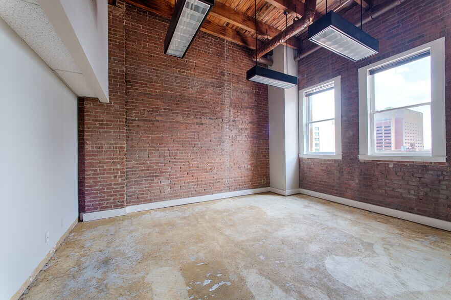 More Photos Of 302-306 N Market St, Dallas Loft Creative Space For Lease