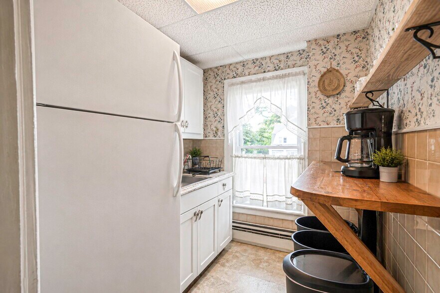 More Photos Of 147 N Ocean Ave, Patchogue Office For Sale
