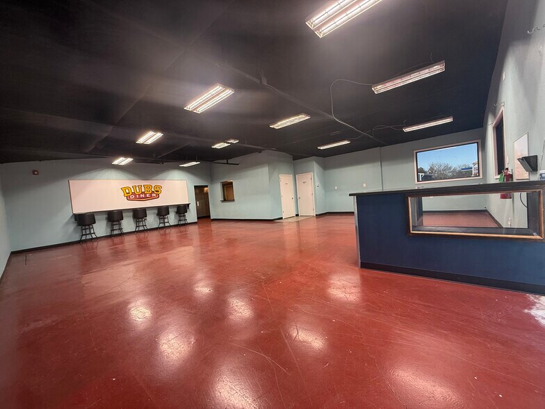 More Photos Of 16677 US Highway 77, Springer Restaurant For Lease