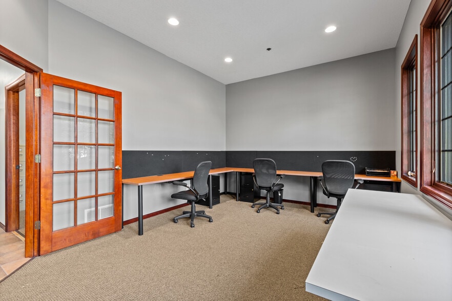 More Photos Of 9340 Hennepin Town Rd, Eden Prairie Office For Sale
