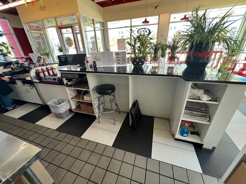 More Photos Of 7205 S Broadway Ave, Tyler Fast Food For Lease